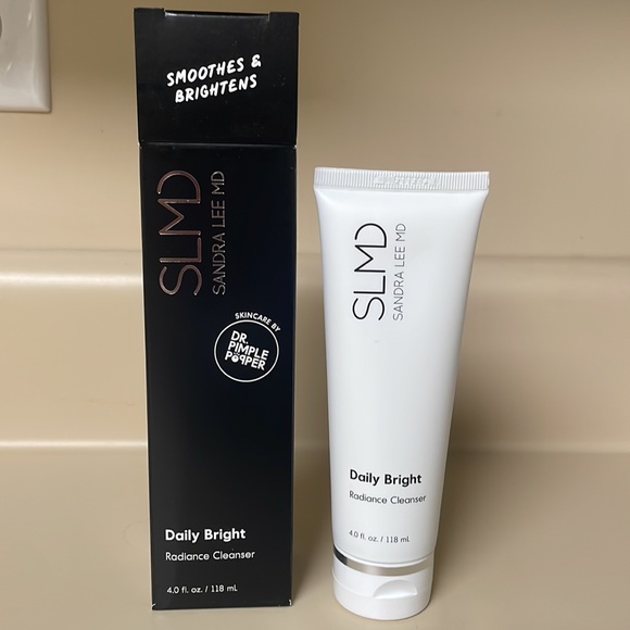 Daily Bright Radiance Cleanser - Picture 3 of 4